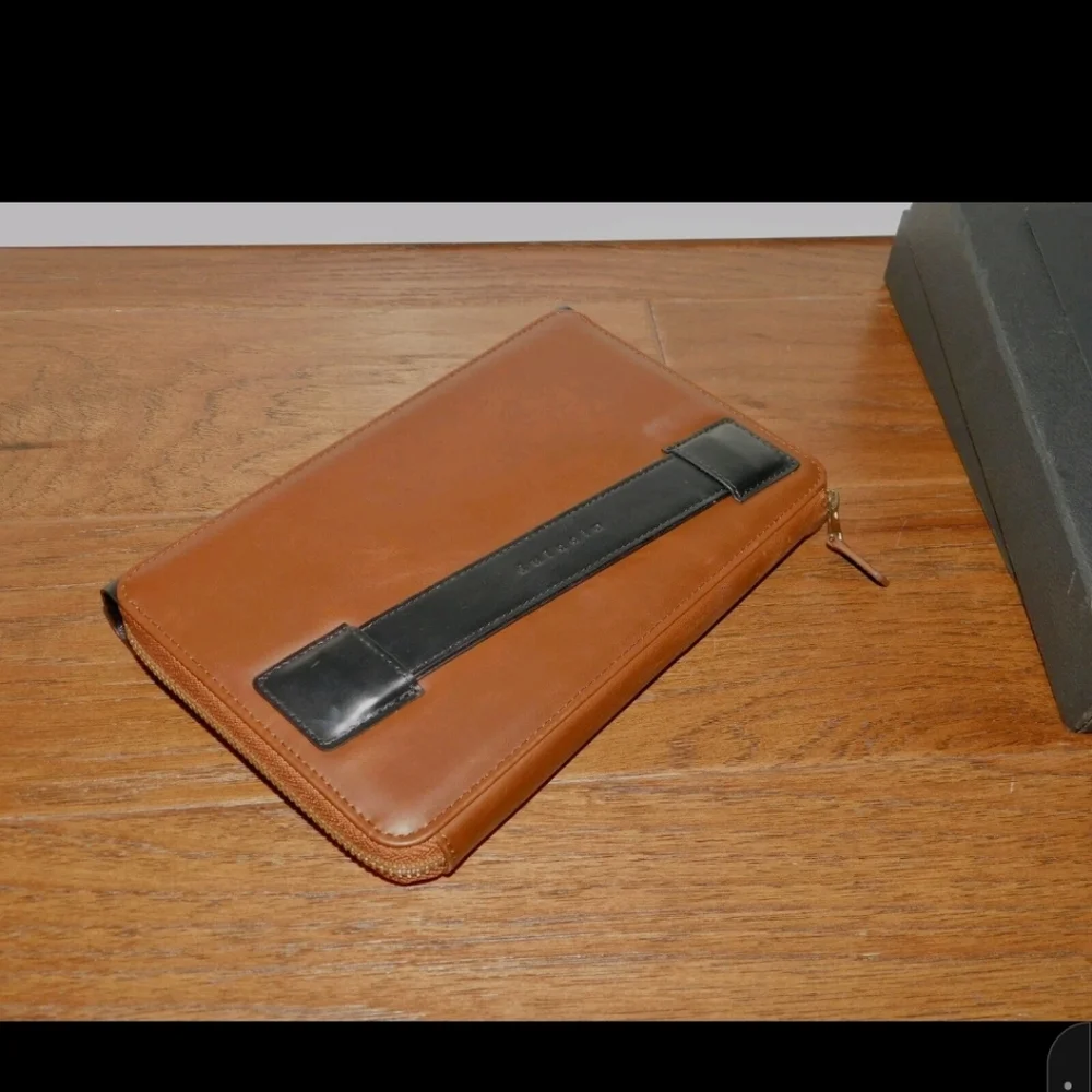Dulccio Leather Zipped Tablet Folio Case Holder - Picture 6 of 8